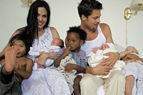Анджелина Джоли и Брэд Питт с семьей